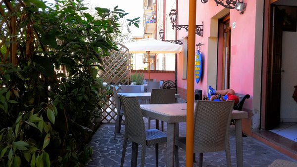 Il dehors e l'insegna della trattoria