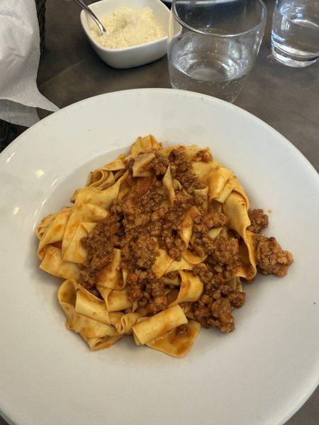 Piatto di tagliatelle al ragù tradizionale