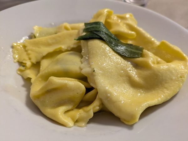 Tortelloni al burro e salvia nel piatto