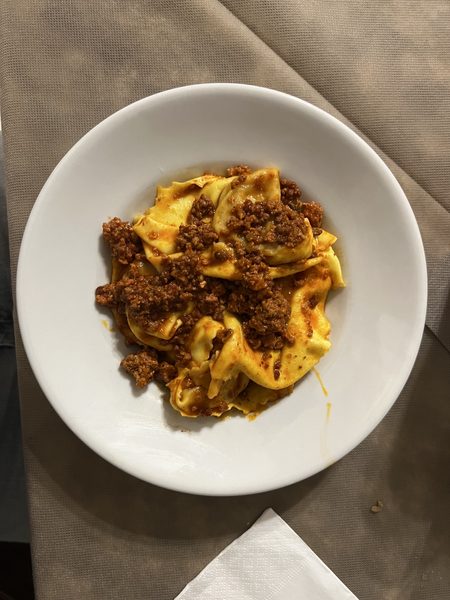 Tortelloni al ragù tradizionale